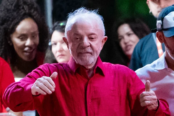 Após cobrança de Lula, PT prepara blitz nas ruas na reta final das eleições - destaque galeria