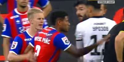 Matheus Reis, do CSKA Moscou, empurrou o &aacute;rbitro ap&oacute;s ser expulso no Campeonato Russo &ndash; Reprodu&ccedil;&atilde;o de v&iacute;deo Foto: Jogada10
