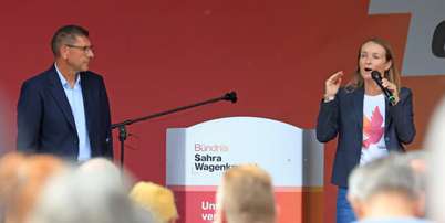 Claudia Wittig e Thomas Schulze, principais candidatos da Aliança Sahra Wagenknecht (BSW) na Saxônia-Anhalt, durante a apuração das eleições estaduais em Magdeburgo, na Alemanha. Foto: RFI