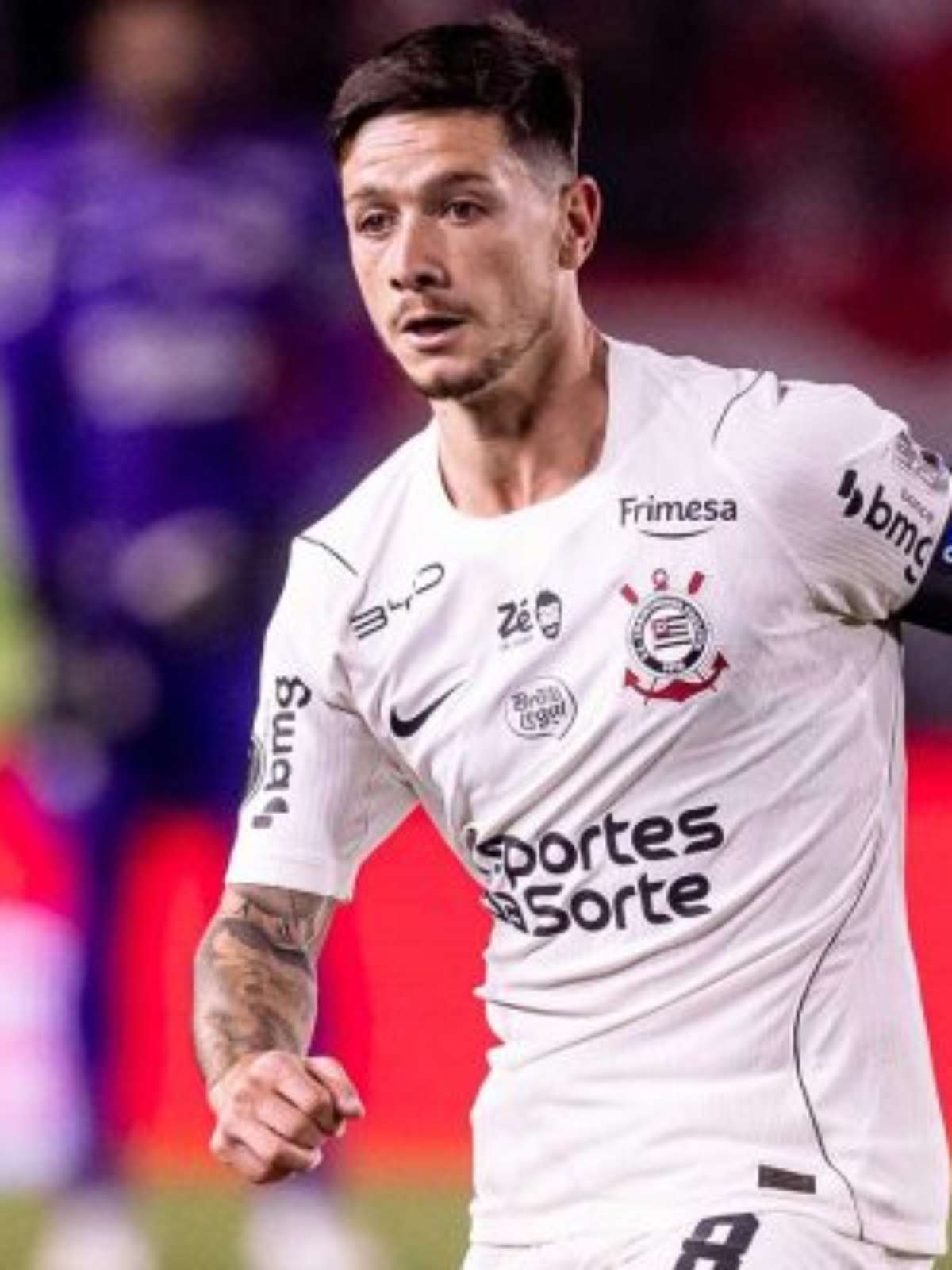Garro pede apoio a Memphis Depay: "Tem que estar perto dele"