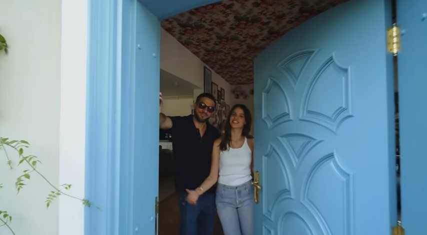 Chay Suede e a mulher, Laura Neiva, em casa — Foto: Reprodução YouTube / Casa Vogue