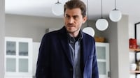 Em Iludida, Asya aparece de surpresa na festa de Volkan e Derin e o clima fica tenso