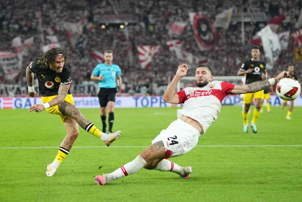 Dortmund derrota Stuttgart e sobe para o topo da Bundesliga
