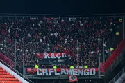 Torcida do Flamengo no setor visitante do Estádio UNO, em 2025