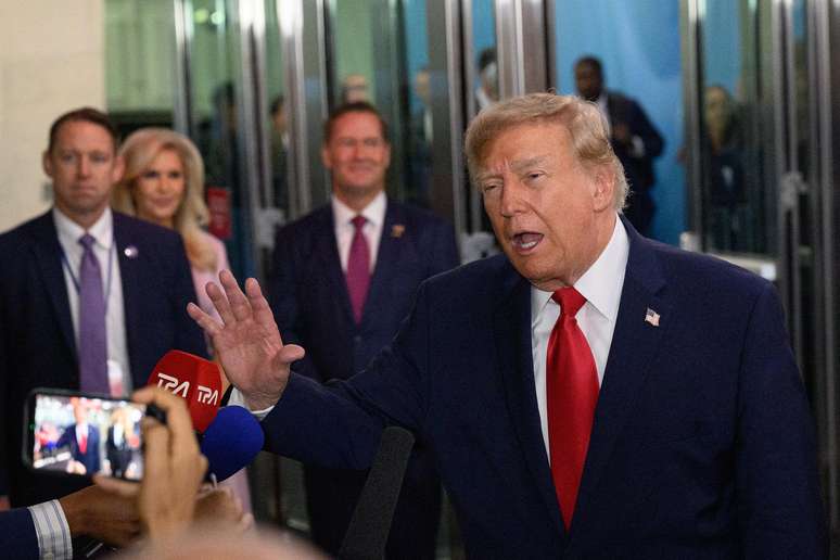 Trump alfineta CNN ao ver repórter da emissora em sua chegada à Assembleia da ONU: 'Não deveriam estar aqui'