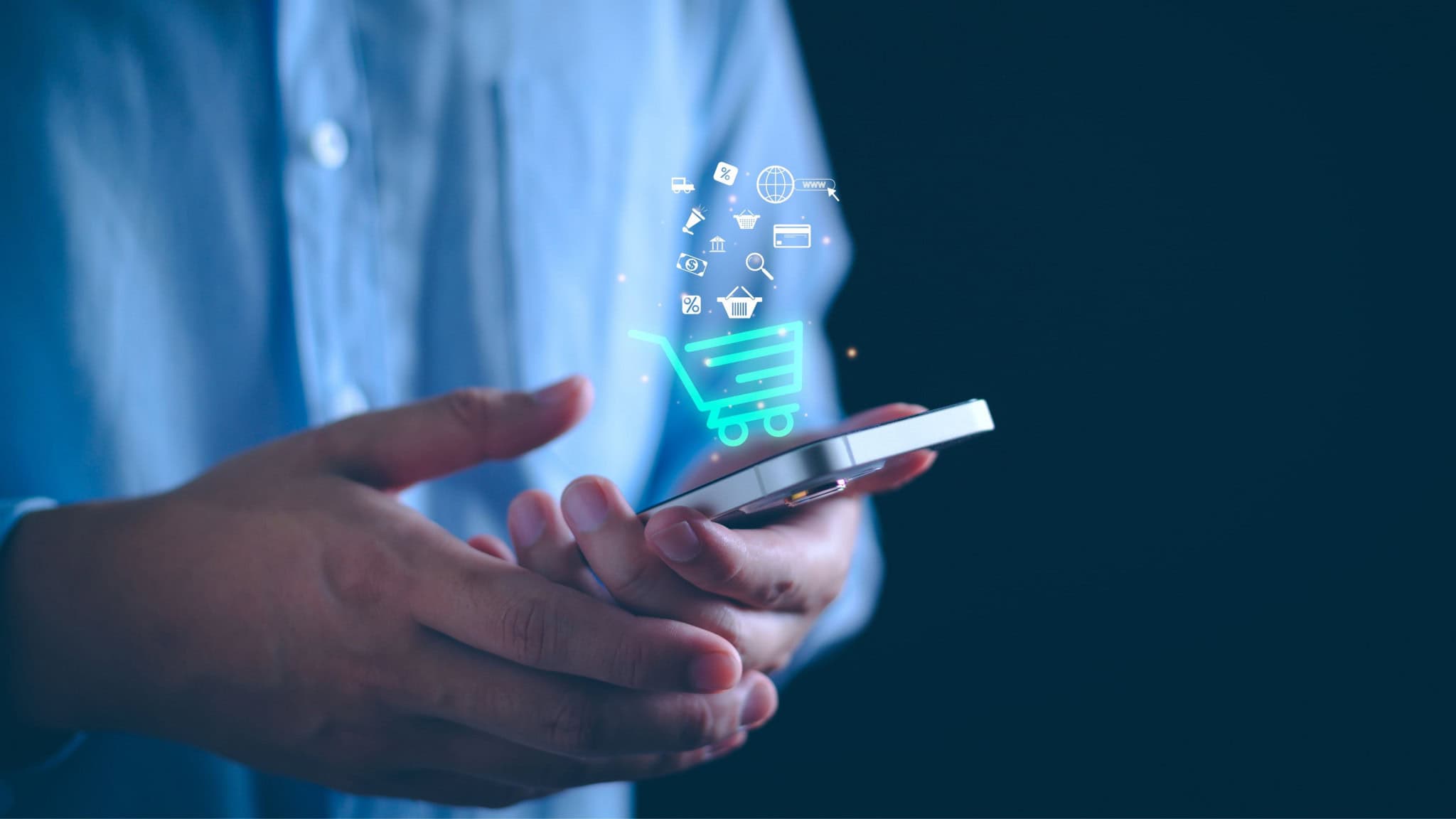 Homem usando iPhone; ilustração de carrinho de compras sai da tela do celular como se fosse um holograma