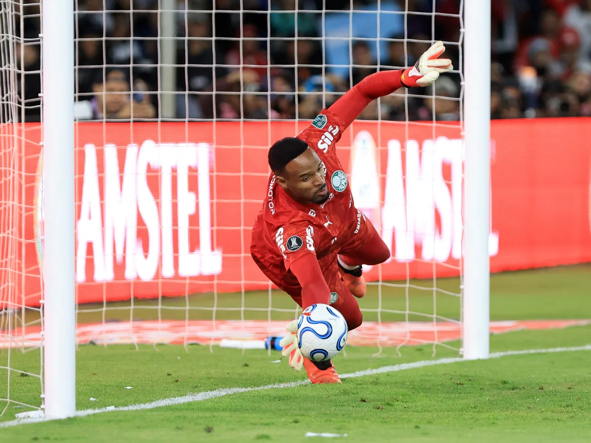 Carlos Miguel iguala feito de Marcos em disputa de pênaltis na Libertadores