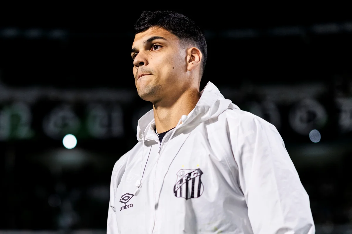 Gabriel Brazão, goleiro do Santos, passa por cirurgia no ombro esquerdo