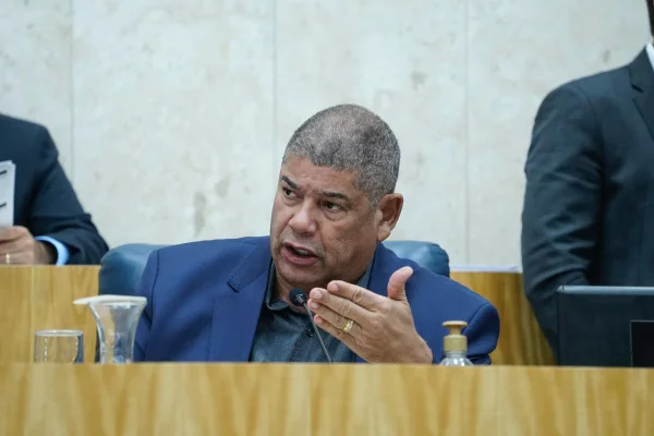 Milton Leite segue como administrador em grupo de zap de vereadores de SP