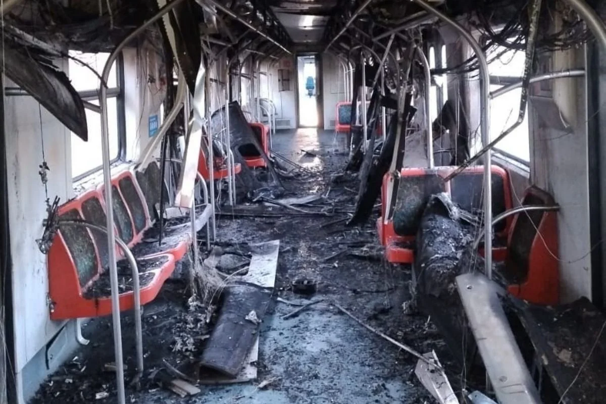 Imagem colorida mostra interior de vagão destruído após incêndio na linha 12-Safira. Metrópoles