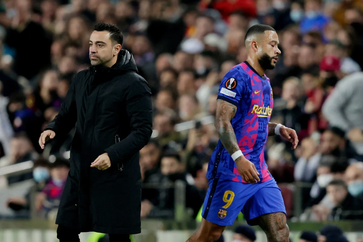 Foto colorida de Memphis Depay e Xavi - Metrópoles