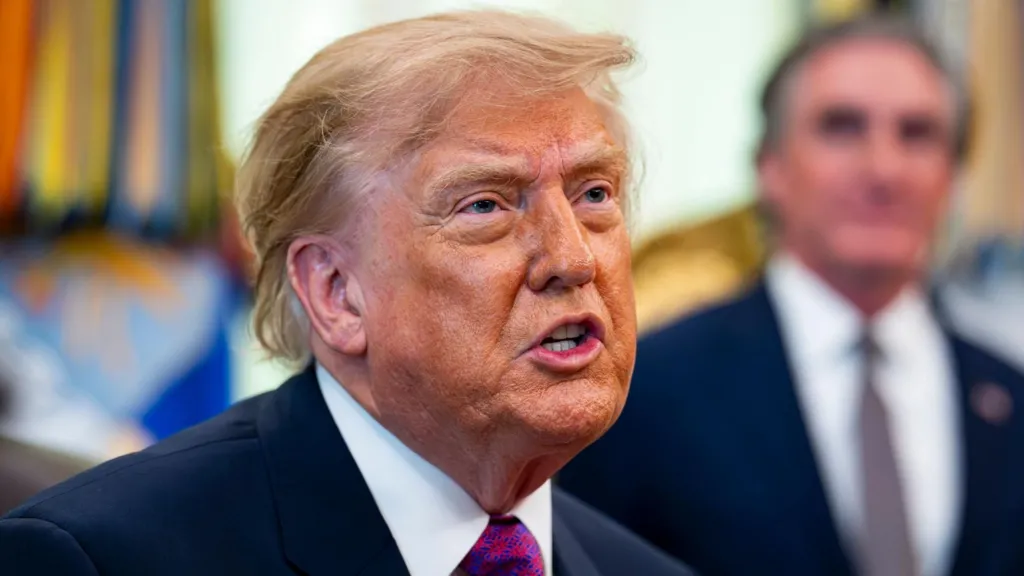 CNN, MS NOW e Politico entrarão com uma ação judicial contra a proibição da Casa Branca de Trump