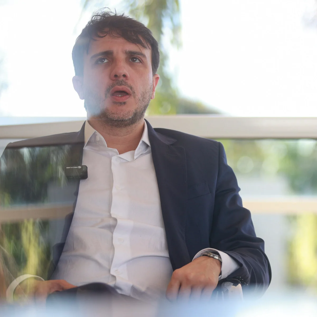 Renan Santos aciona TSE após posts pagos pró-Flávio no exterior