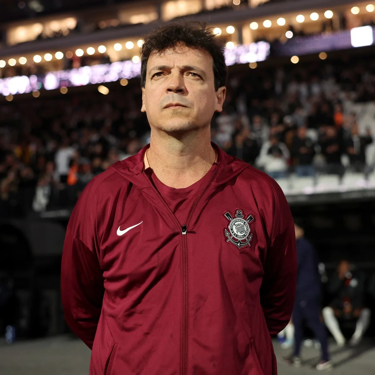 Marcelo Paz garante Diniz como técnico do Corinthians após eliminação