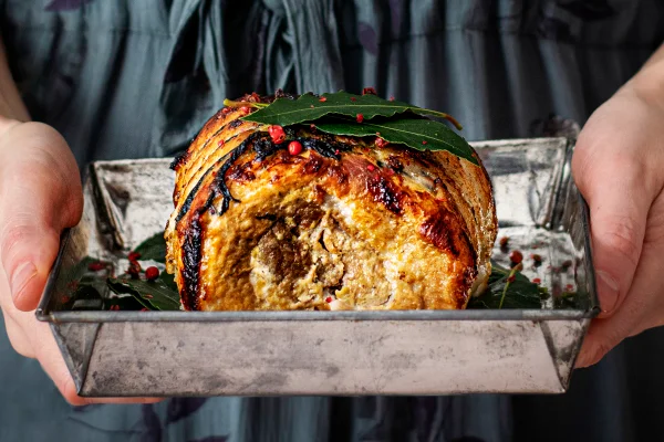 Porchetta na churrasqueira: do tempero com limão ao truque da pururuca