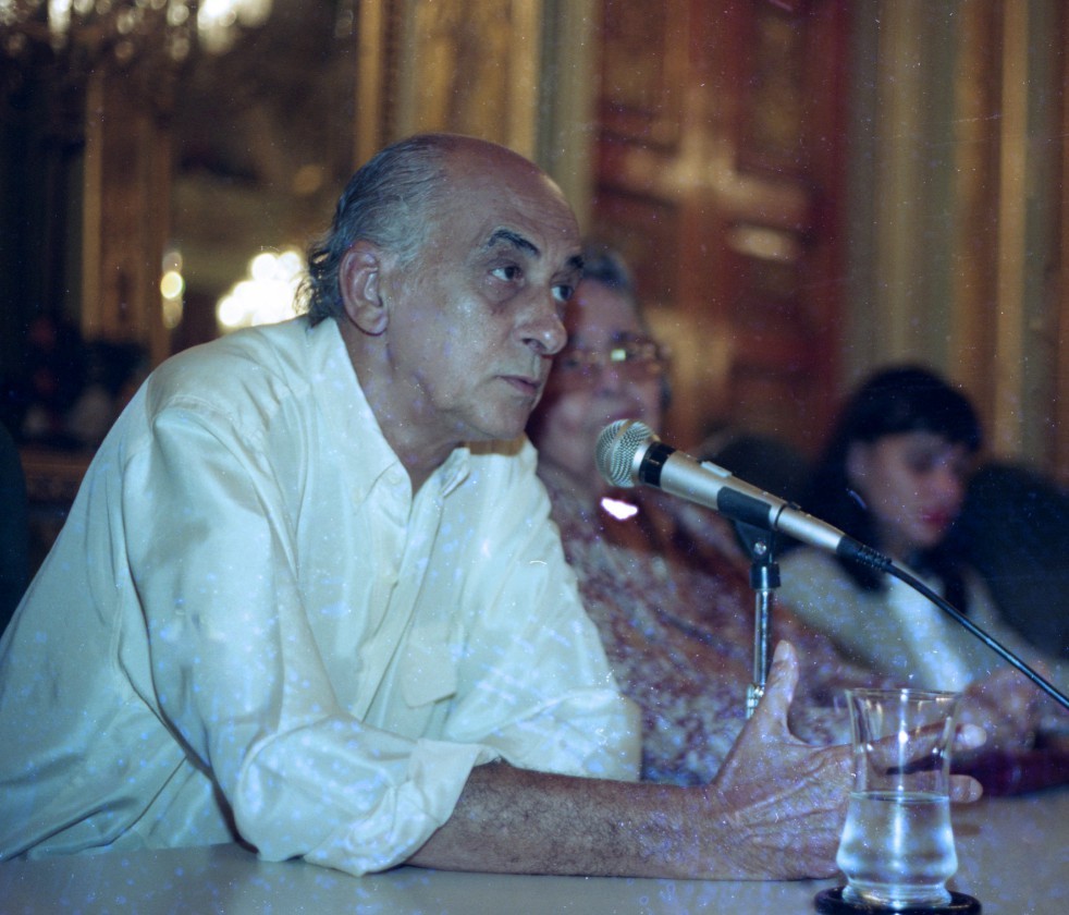 Zuenir Ventura em mesa redonda em homenagem a Odylon Costa Filho - Zuenir e Rachel de Queiroz — Foto: Gustavo Stephan / Agência O Globo - Negativo : 94-16213