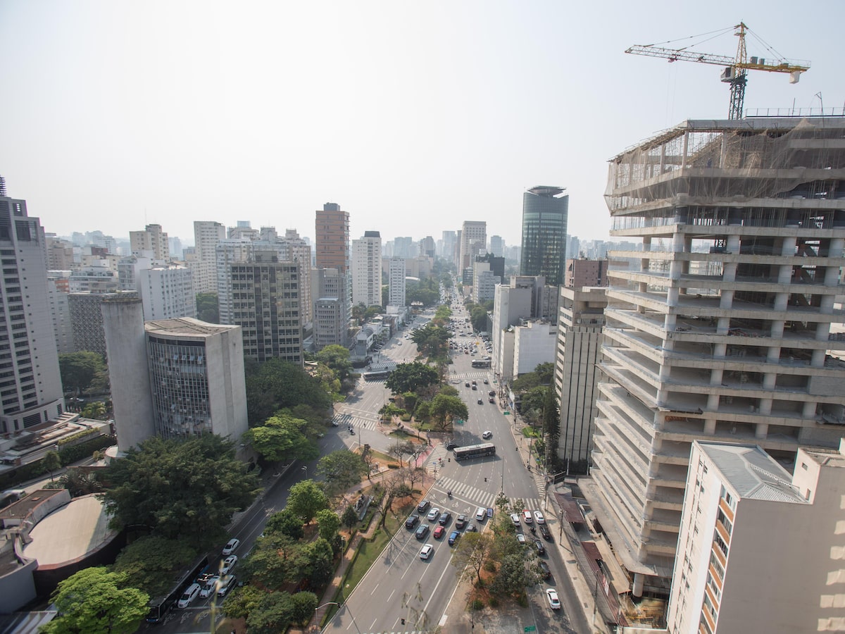 Marquise cai sobre duas pessoas na Avenida Faria Lima, em São Paulo