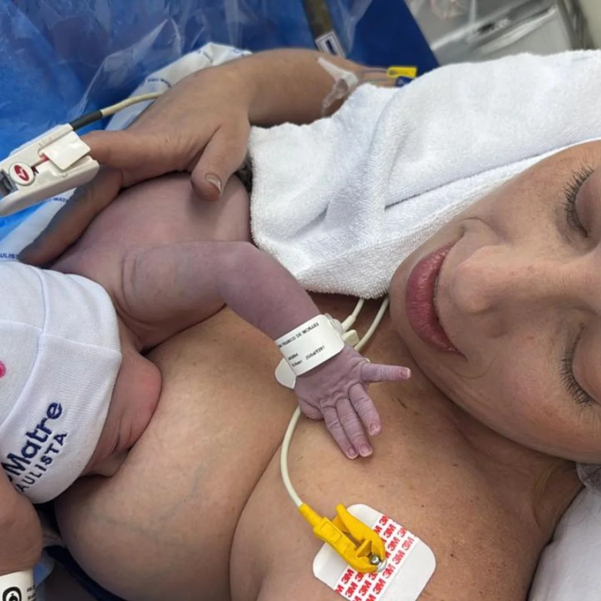 Outubro Rosa: 5 anos após câncer de mama, mulher engravida e amamenta bebê