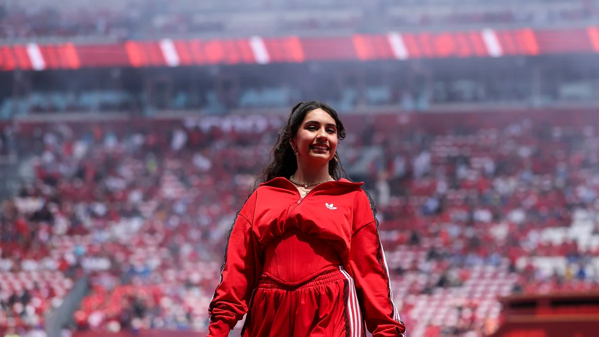 Alessia Cara esquece hino nacional do Canadá durante amistoso e viraliza
