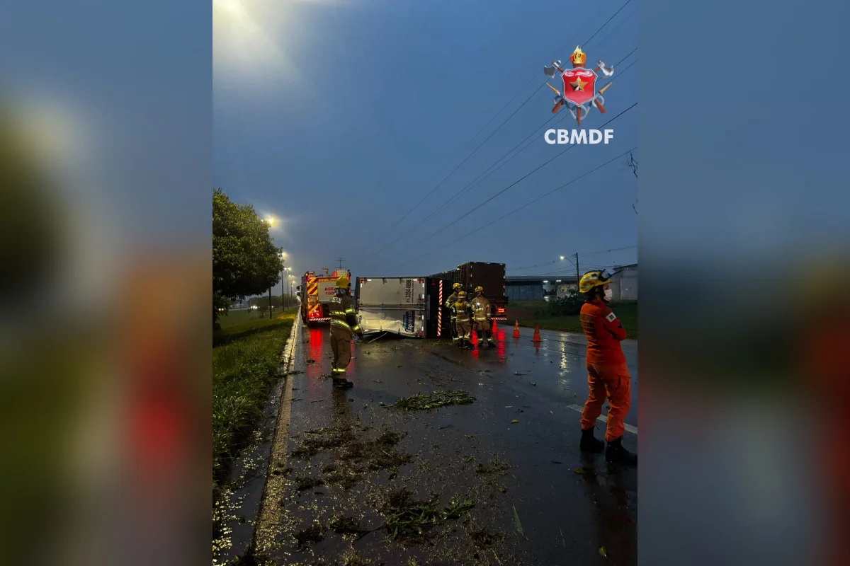 Caminhão tomba na BR-060 e bloqueia duas faixas entre Recanto e Samambaia