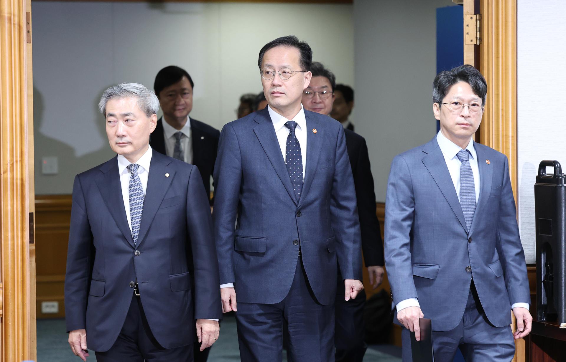 Governo considera reduzir ainda mais a emissão de títulos do Tesouro se necessário: ministro das Finanças