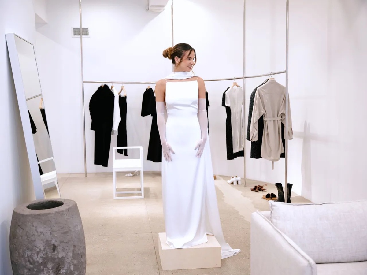 Giulia Be se casa com Conor Kennedy em vestido Harris Reed feito sob medida