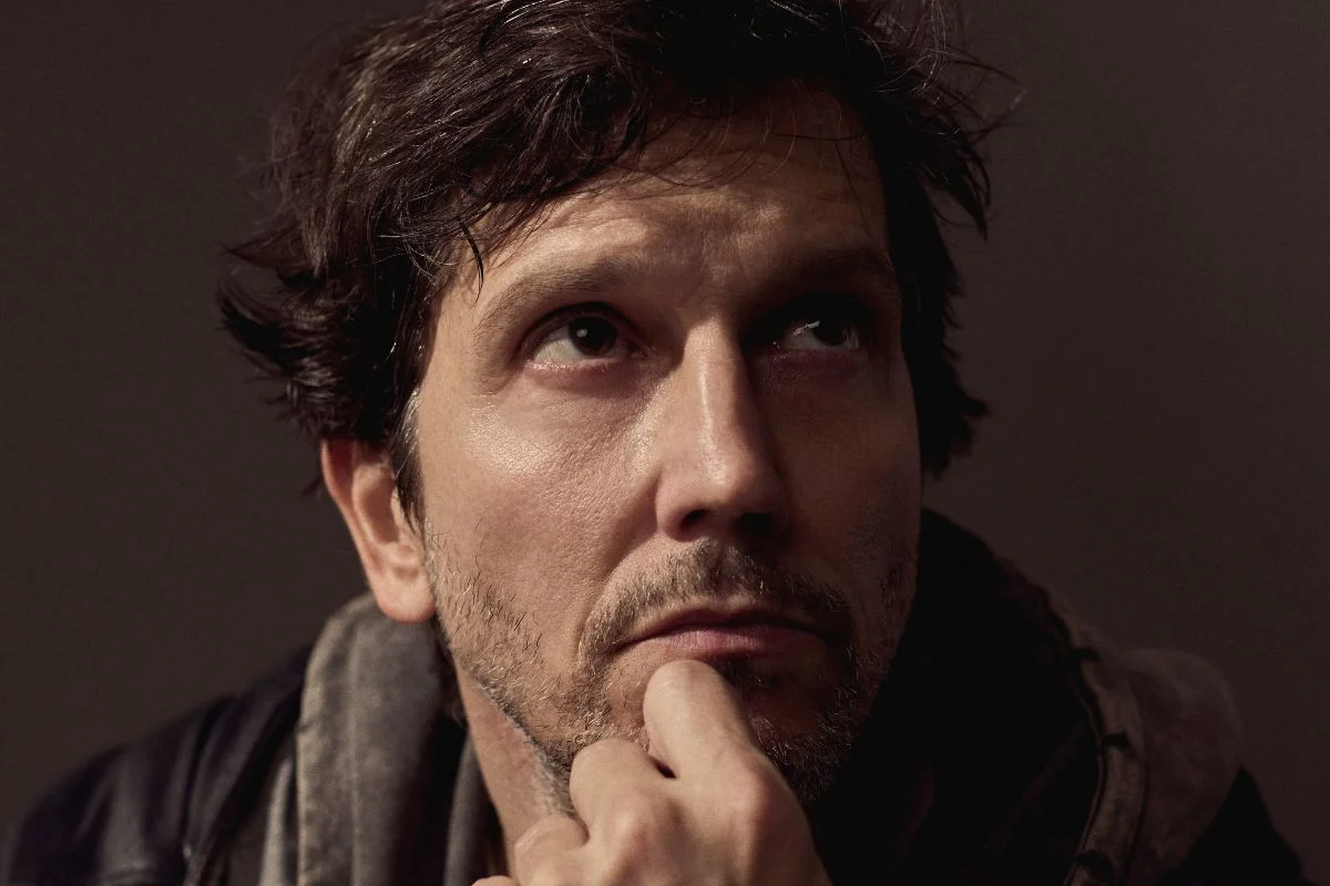O Menor Palco do Mundo, primeiro espetáculo solo de Vladimir Brichta, fica em cartaz de 10 a 31 de outubro no Teatro Vivo, em São Paulo - Metrópoles
