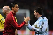 Lionel Messi e Cristiano Ronaldo se cumprimentam