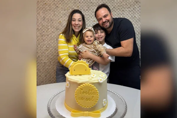 Outubro Rosa: 5 anos após câncer de mama, mulher engravida e amamenta bebê - destaque galeria