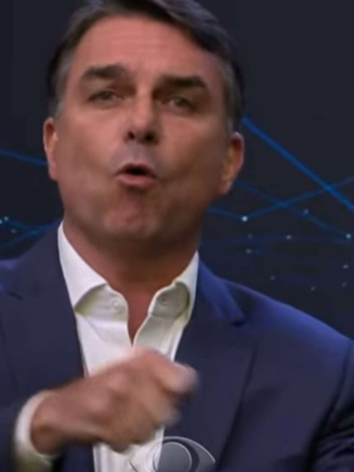 Flávio Bolsonaro mostra palavra 'corrupto' durante debate com Lula e provoca presidente
