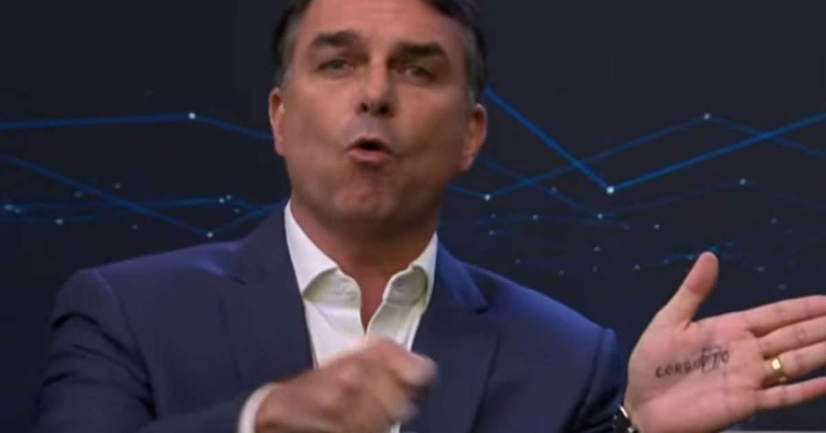 Flávio Bolsonaro mostra palavra 'corrupto' durante debate com Lula e provoca presidente