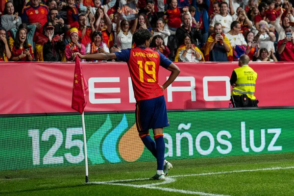Com gols de Yamal e Rodri, Espanha bate a Tchéquia na Liga das Nações