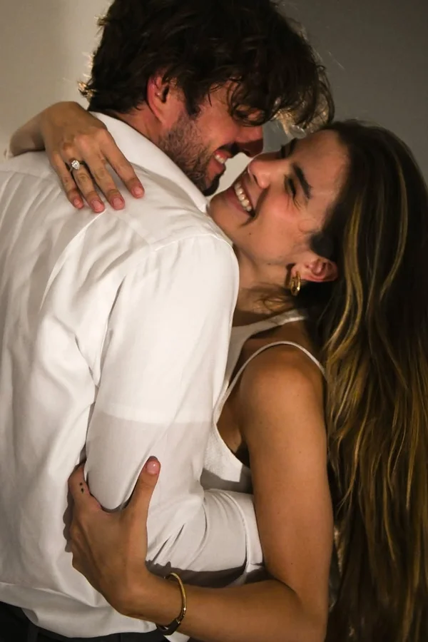Giulia Be se casa com Conor Kennedy em vestido Harris Reed feito sob medida