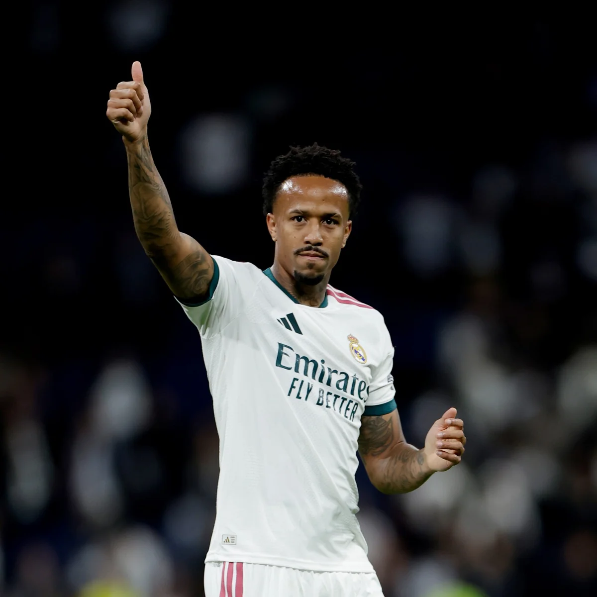 Éder Militão comemora retorno aos gramados após lesão que o tirou da Copa