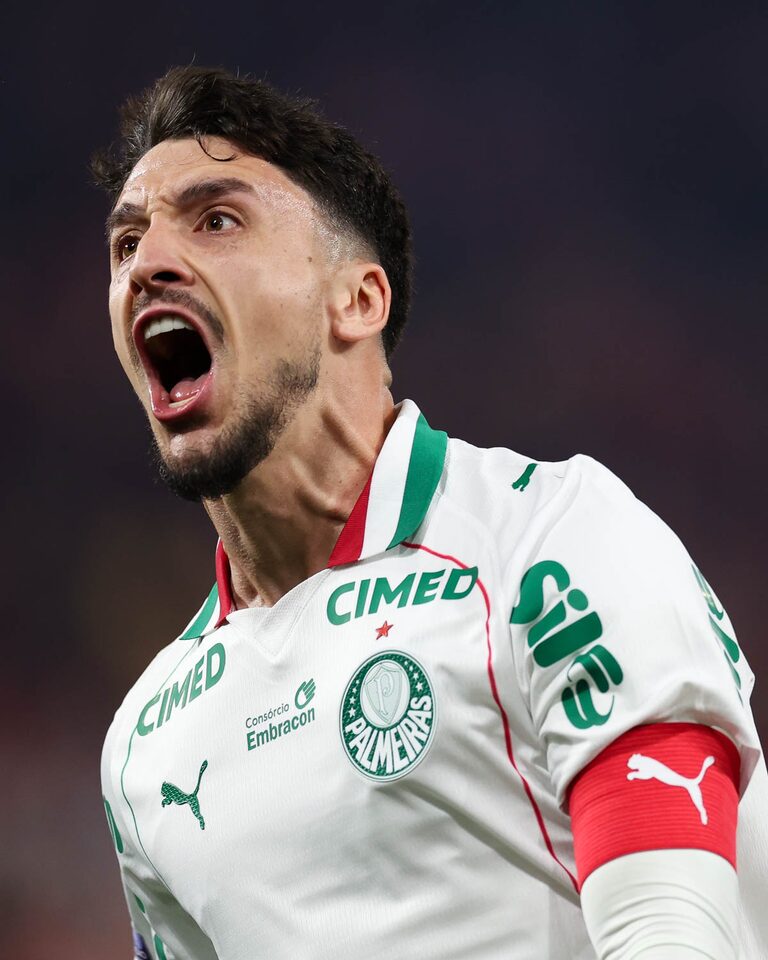 Palmeiras tem início avassalador, bate Athletico com um a menos e dorme na liderança do Brasileirão