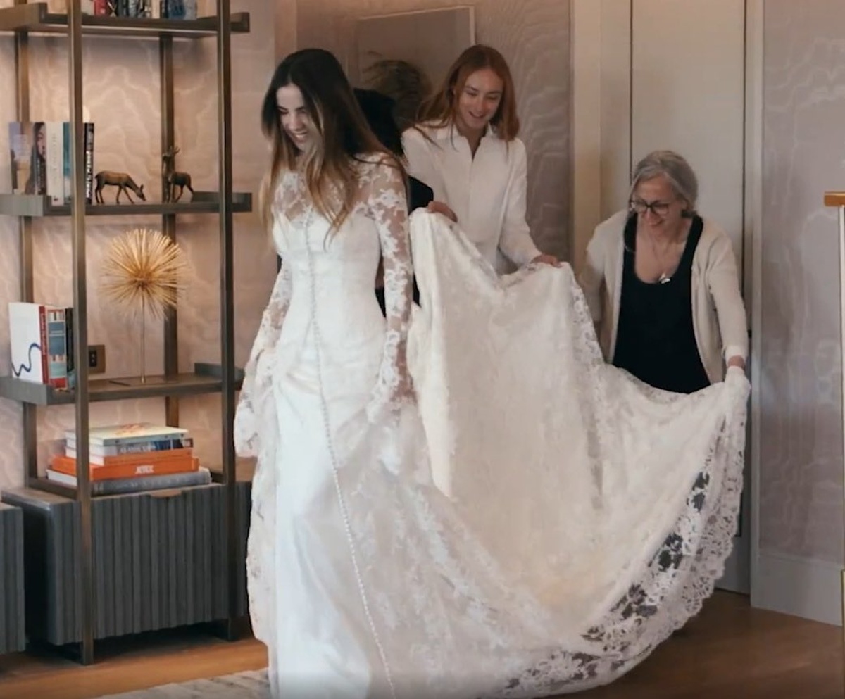 Giulia Be se casa com Conor Kennedy em vestido Harris Reed feito sob medida