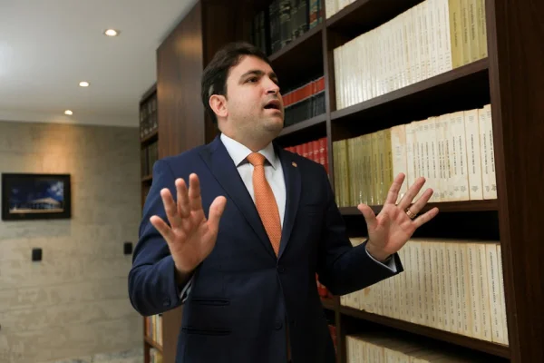 Loterj tenta na Justiça cancelar contrato com empresa de amigo de Flávio