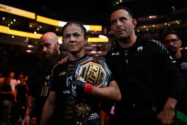 UFC: Natália Silva vence chinesa e conquista cinturão inédito para o Brasil no peso-mosca