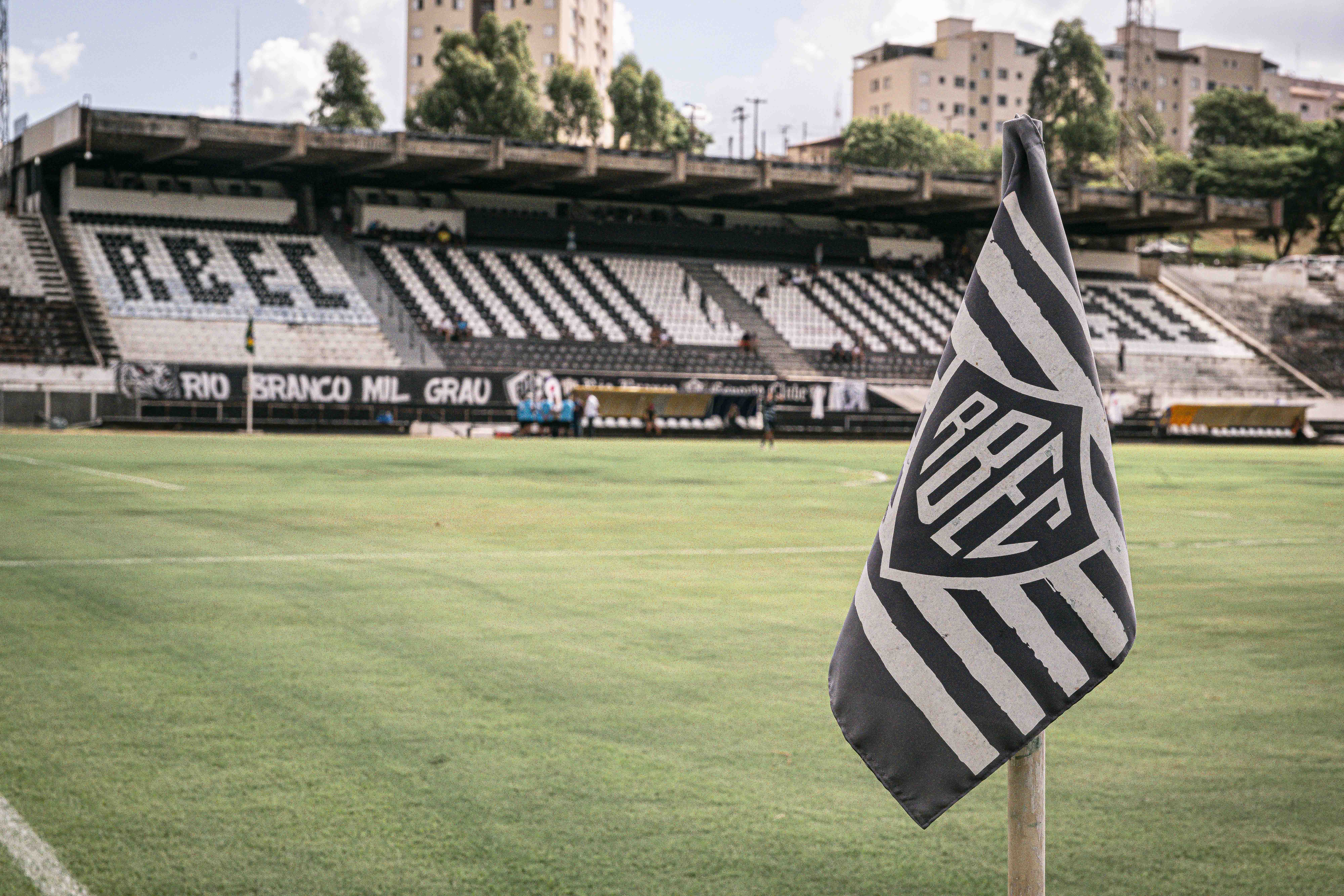 Atrito na venda de lateral da Seleção, suspeitas de fraude e crise ameaçam fechar clube paulista