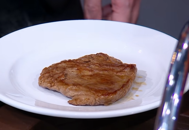 'Bife do Silvio Santos' será vendido na marmitaria de ex-camareira do apresentador; ela deseja voltar à Bahia