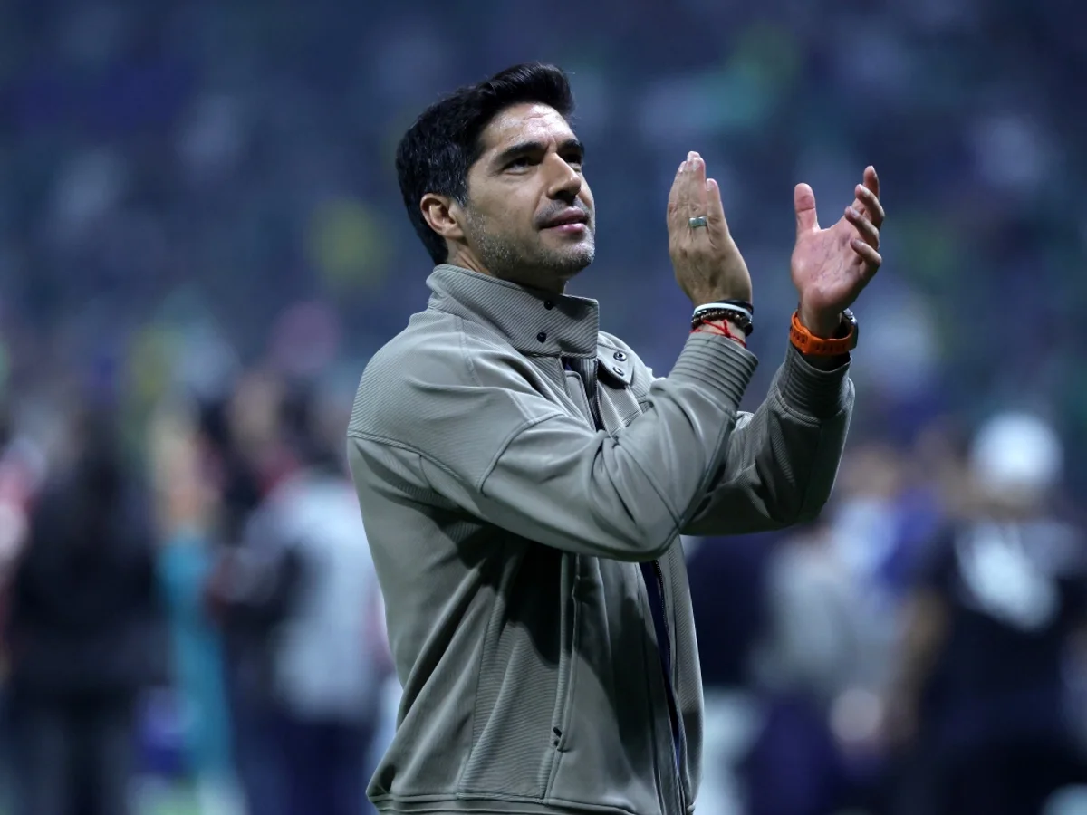 Abel Ferreira parabeniza jogadores do Palmeiras após classificação