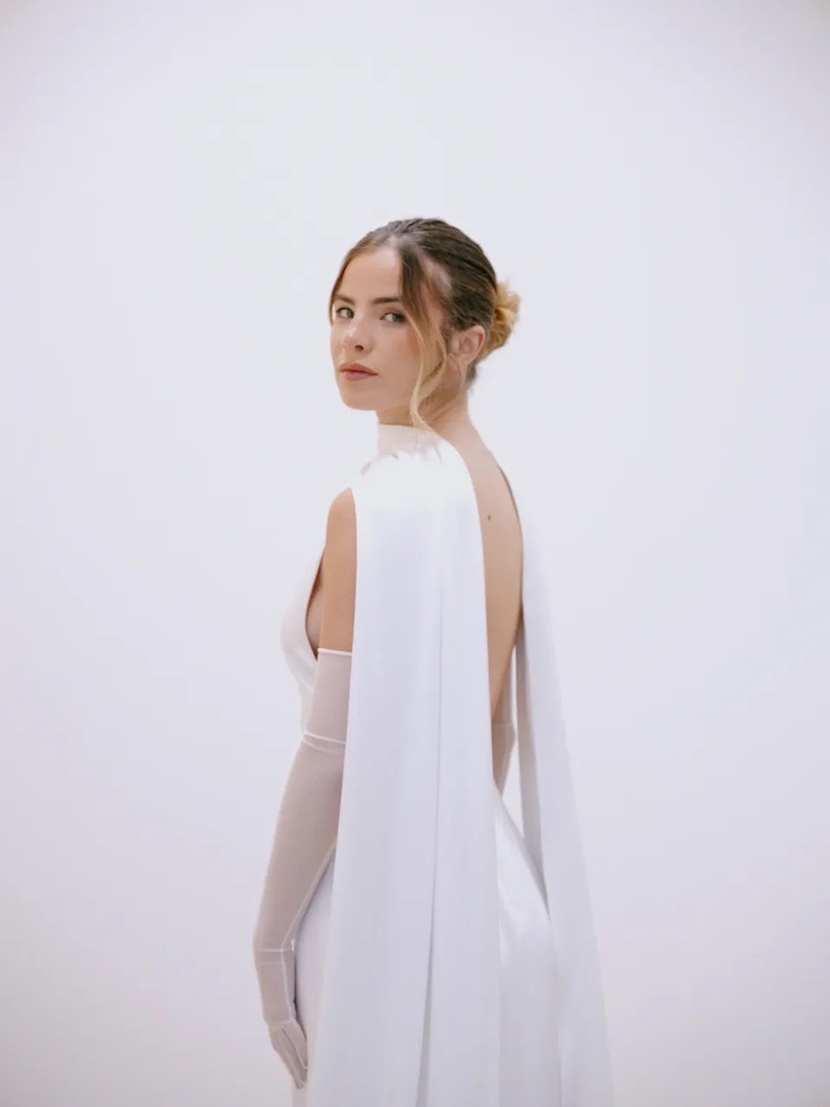 Giulia Be se casa com Conor Kennedy em vestido Harris Reed feito sob medida