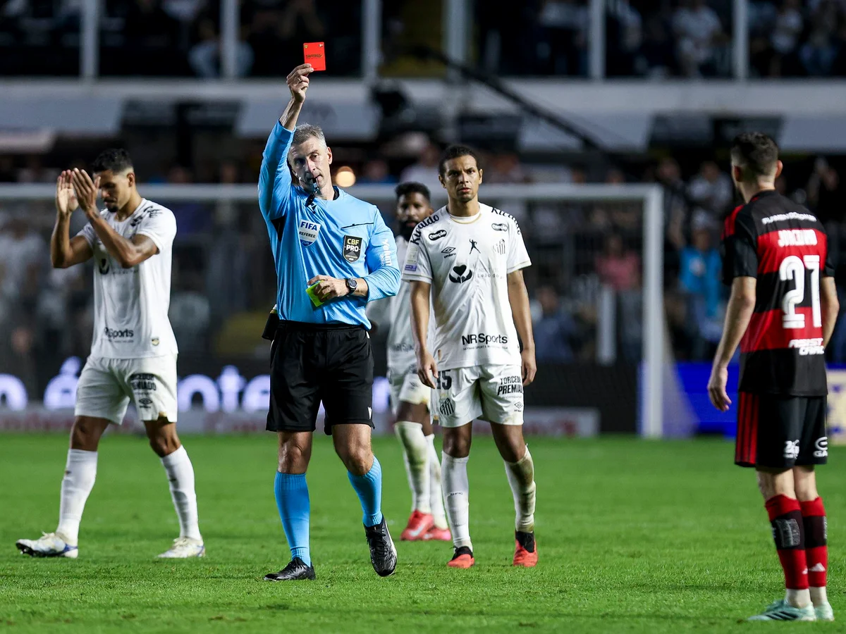Jorginho diz que Anderson Daronco "fez o pior cenário possível" em expulsão