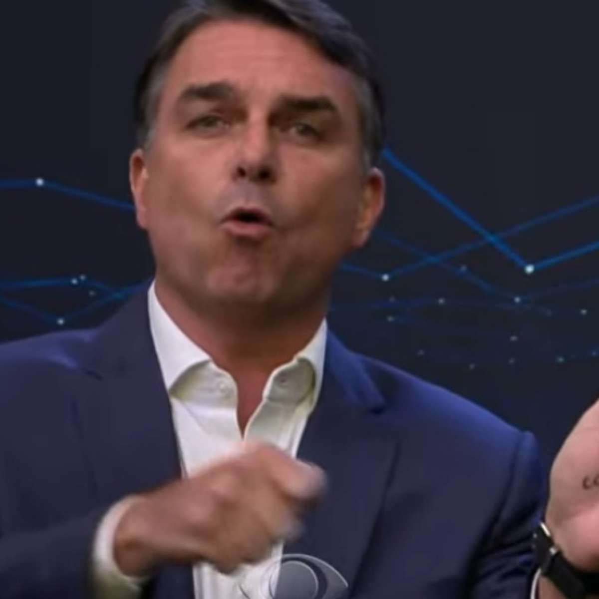 Flávio Bolsonaro mostra palavra 'corrupto' durante debate com Lula e provoca presidente