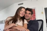 Giulia Be se casa com Conor Kennedy em vestido Harris Reed feito sob medida