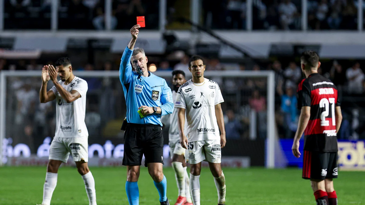 Jorginho diz que Anderson Daronco "fez o pior cenário possível" em expulsão