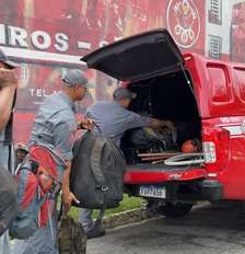 Equipes da Defesa Civil e Corpo de Bombeiros de São Paulo preparando equipamentos e suprimentos para embarque ao Amazonas Foto: Divulgação / Governo de SP