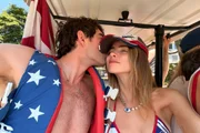 Giulia Be se casa com Conor Kennedy em vestido Harris Reed feito sob medida