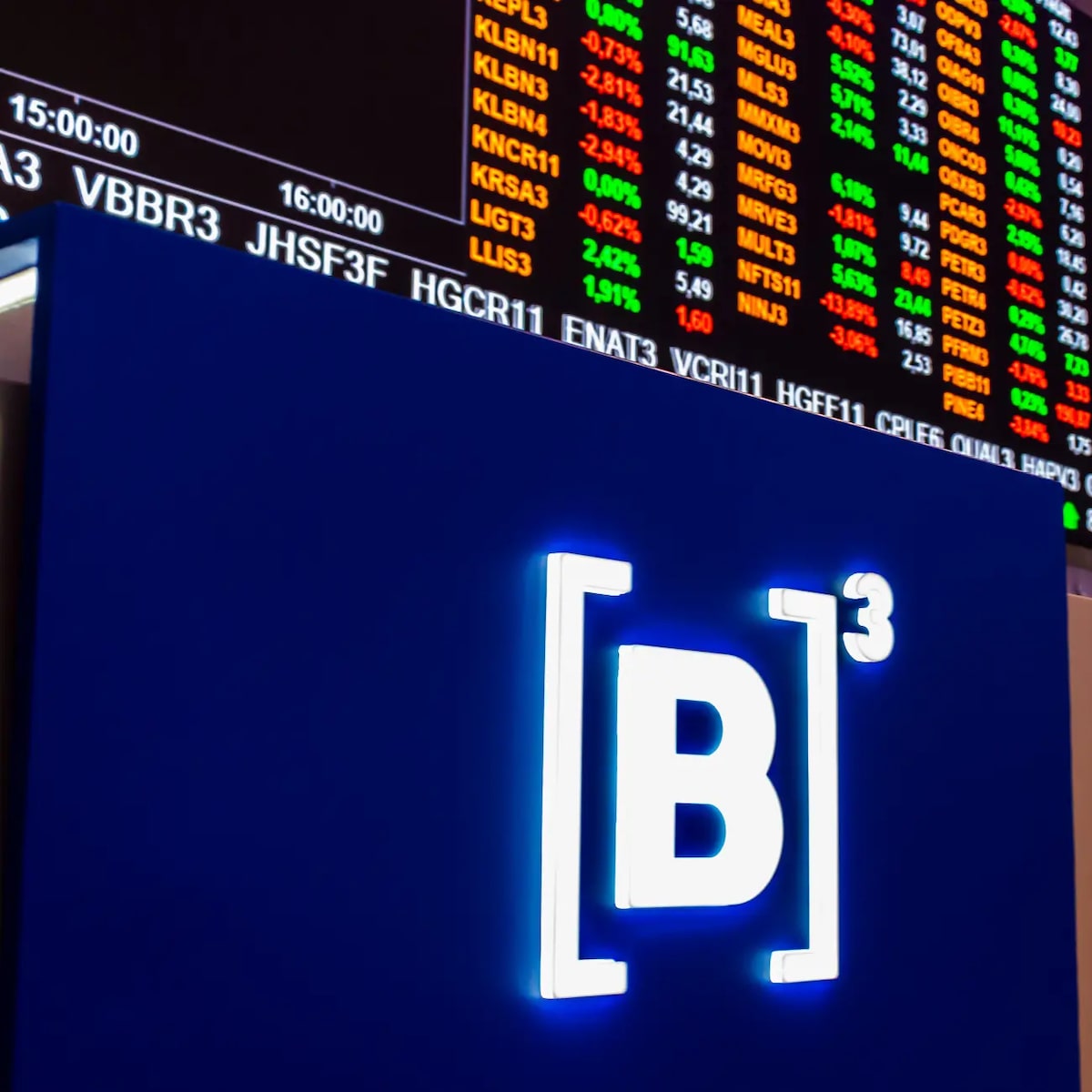 Ibovespa hoje cai com pressão de NY após ata do Fed; Vale recua mais de 2%