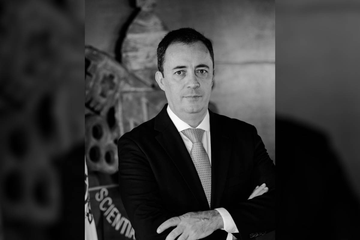 Reitor da PUC-PR morreu após ser atingido por objeto de acrílico arrancado de telhado por ventos fortes nos EUA